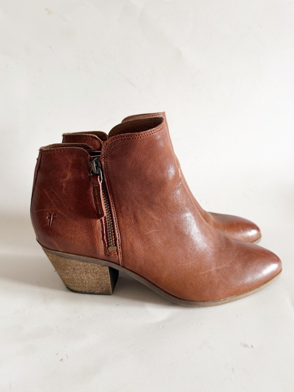 Frye Judith Cognac/Whiskey Brown Double Zip Western Ankle Bootie size 7.5 - Picture 2 of 10